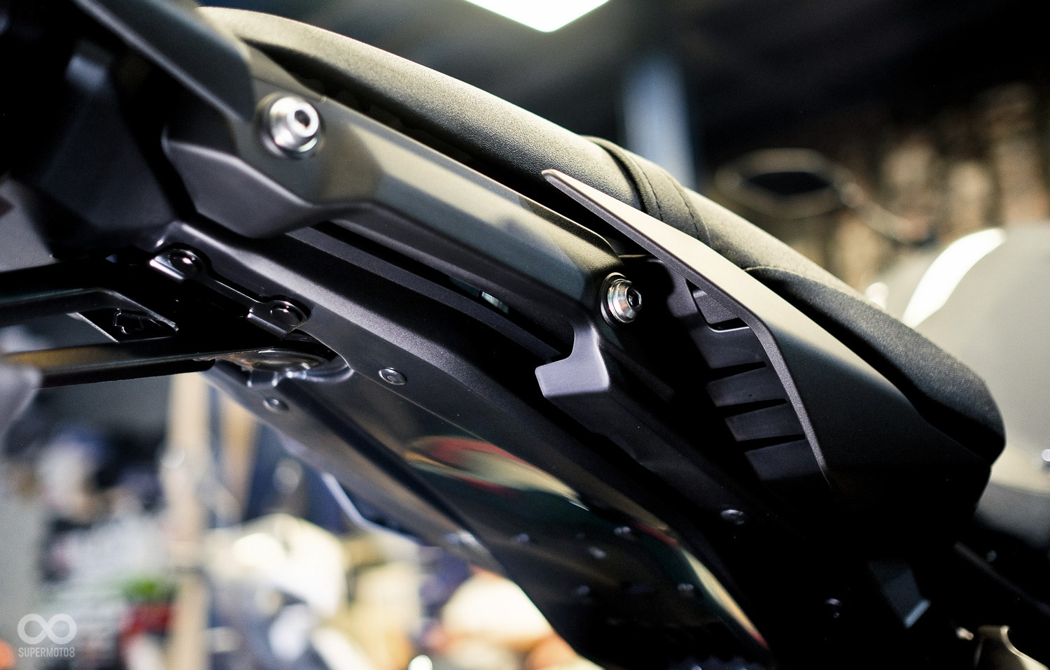 車尾下方也以鰭片裝飾,側邊預留安裝側箱的螺絲孔位