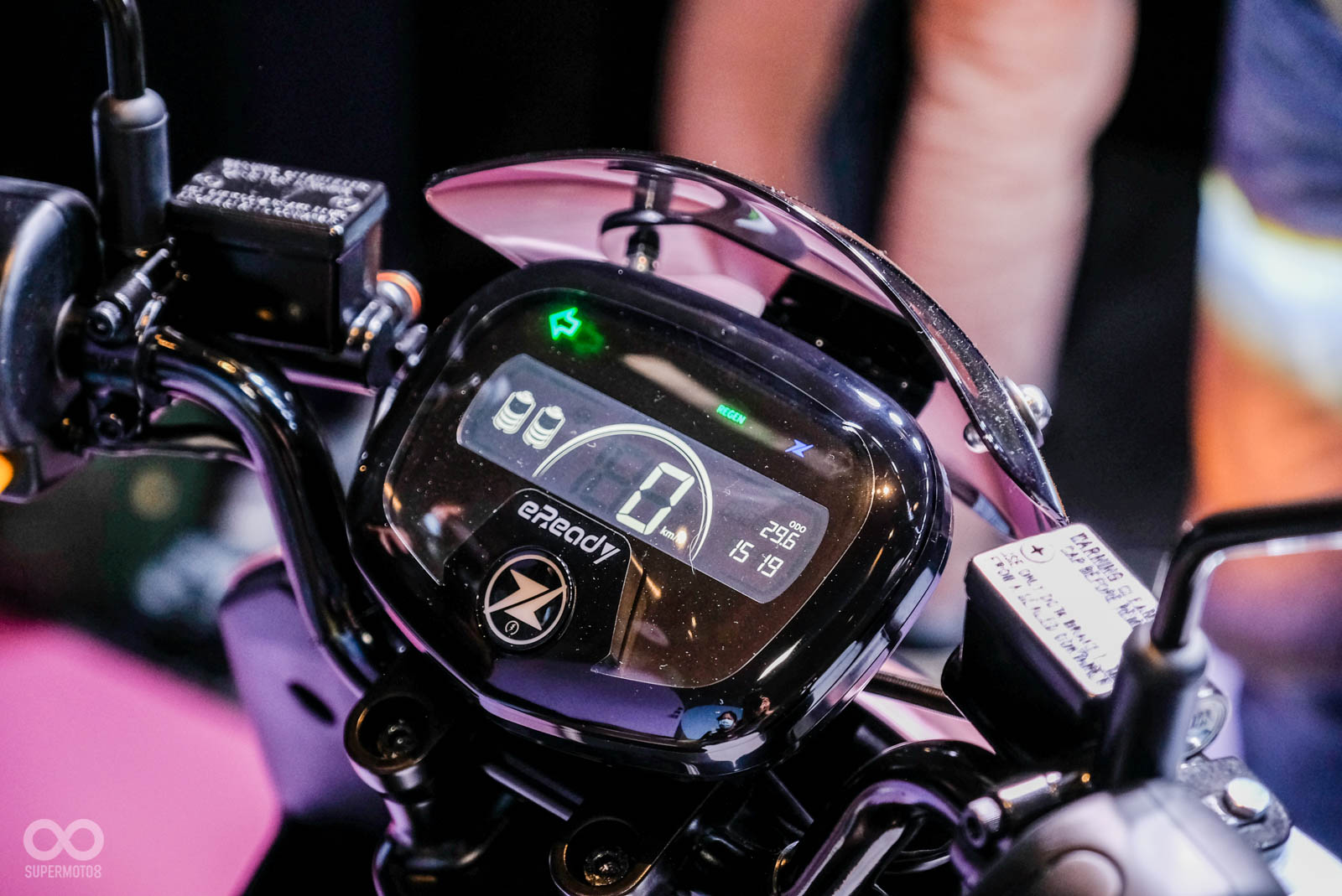 簡單俐落的儀表佈局，讓騎士能一眼獲得行車資訊