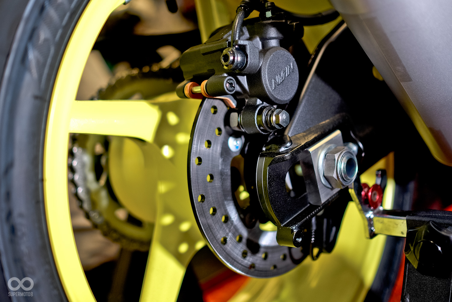 後為nissin卡鉗搭配220mm單碟