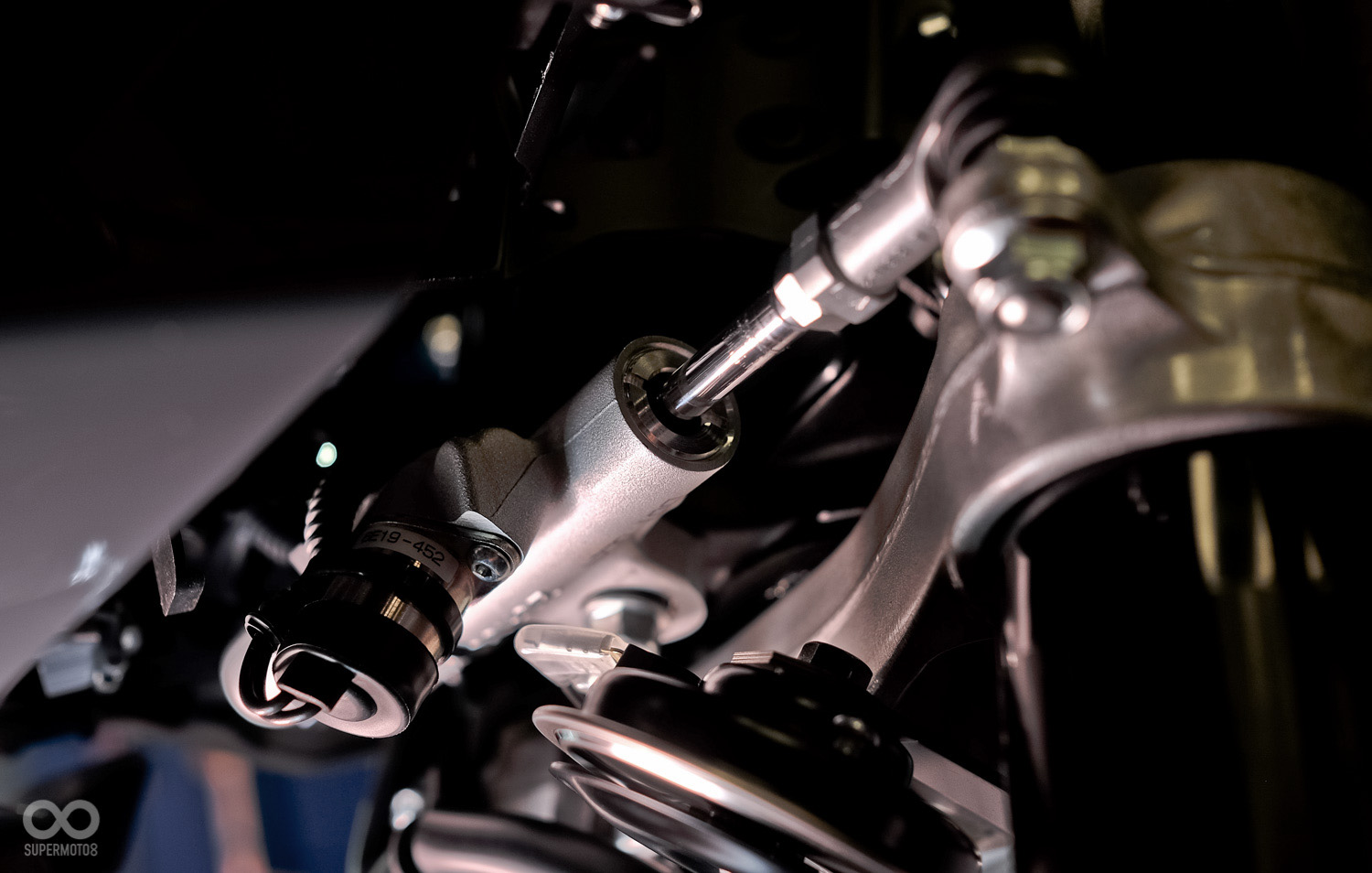 車頭下方的電子防甩頭,位置相當隱密。而控制馬達直接設置在外