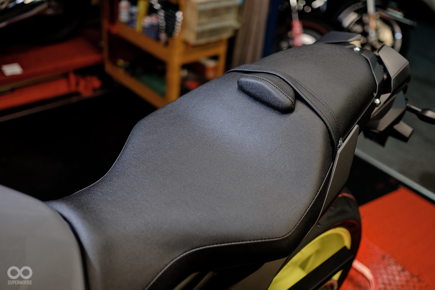 座椅寬敞舒適坐姿微微前傾,為標準街車姿態