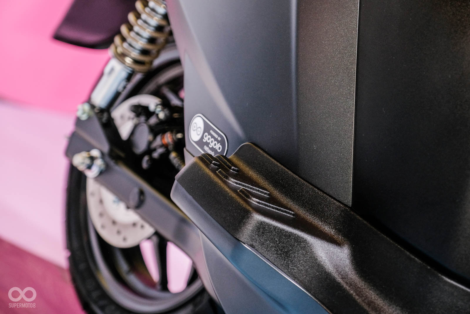 後座腳踏使用Gogoro 3原先的設計，根據本站先前經驗踩踏腳感不舒適