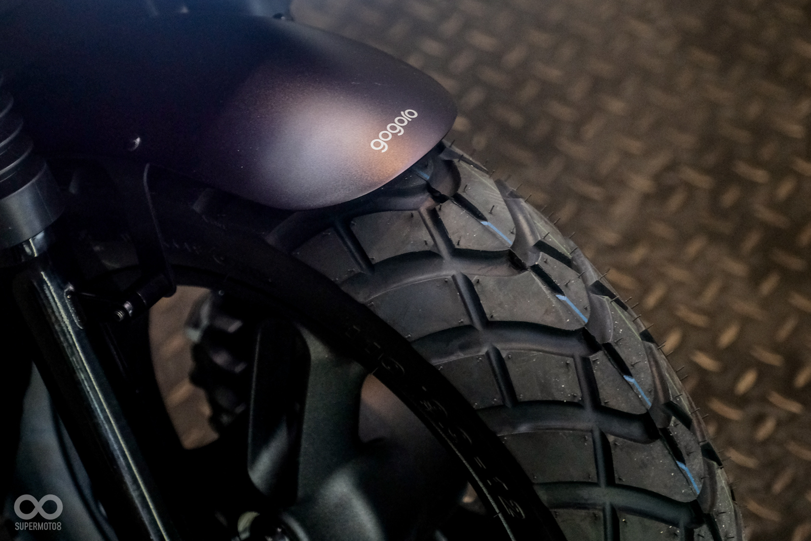 閃霧銀車色搭配上燻黑燈組,輪胎採用多功能胎,前土除為鋁合金材質