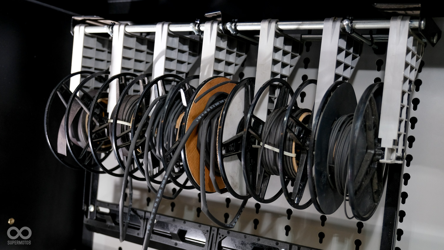 專用火星塞的規格也相當齊全，就連熱縮套也依尺寸錦然有序地擺放於架上