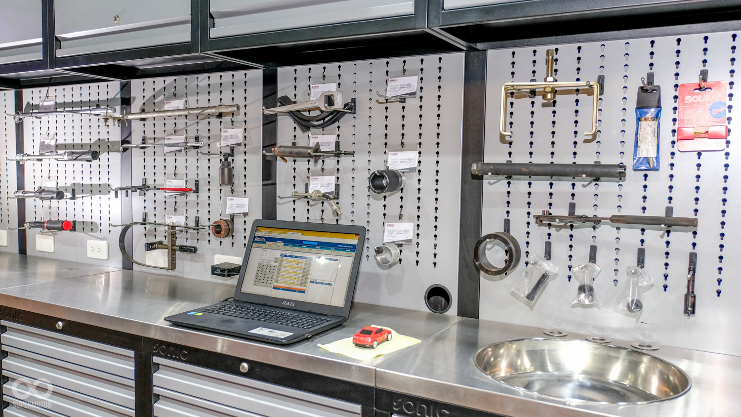 工欲善其事必先利其器，場內除了基本的工具之外，專用的特工也相當完備