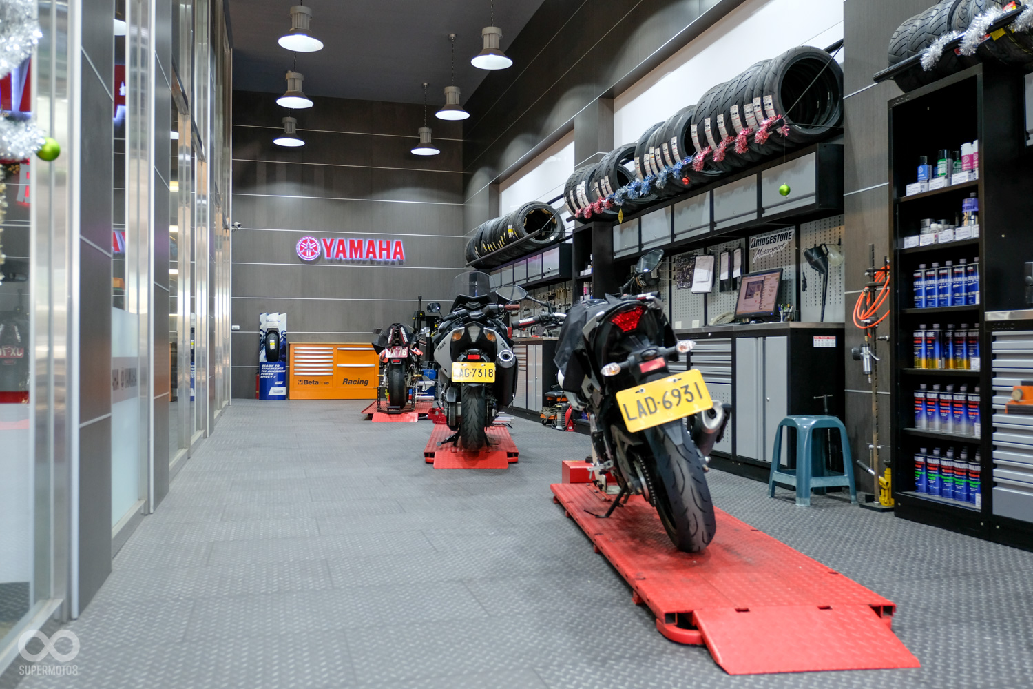 維修空間相當的寬敞而且明亮，架子上也能看到輪胎的備貨非常充足