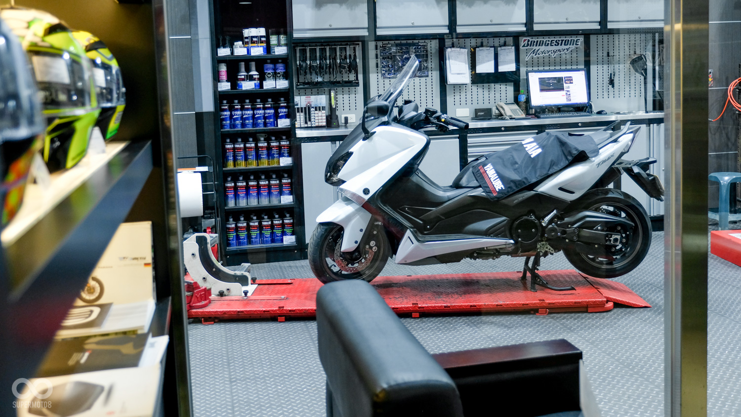 除了咖啡桌與吧檯，還有舒適的沙發讓車友們休息，而旁邊大面積的落地窗，也能讓車主不時關心愛車的動向