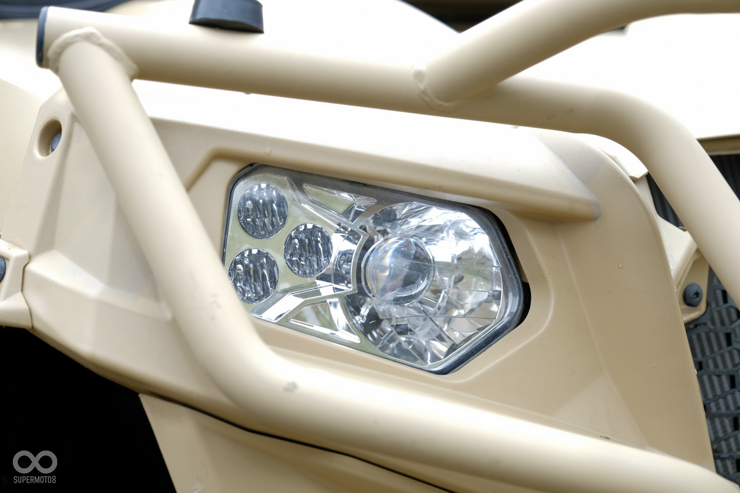 大燈使用壽命長且亮度高的LED燈具,搭配上魚眼透鏡,讓照明效果更加