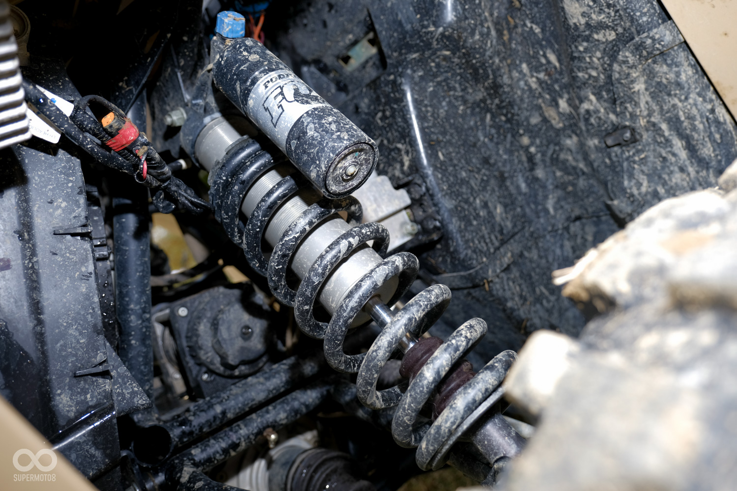 長形成的FOX PODIUM X 2.5預載壓縮阻尼可調避震