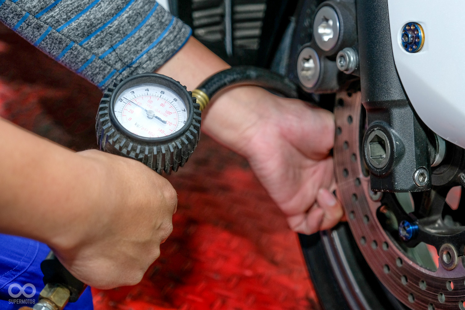 檢查胎壓與胎紋，同時確認輪胎的使用年限