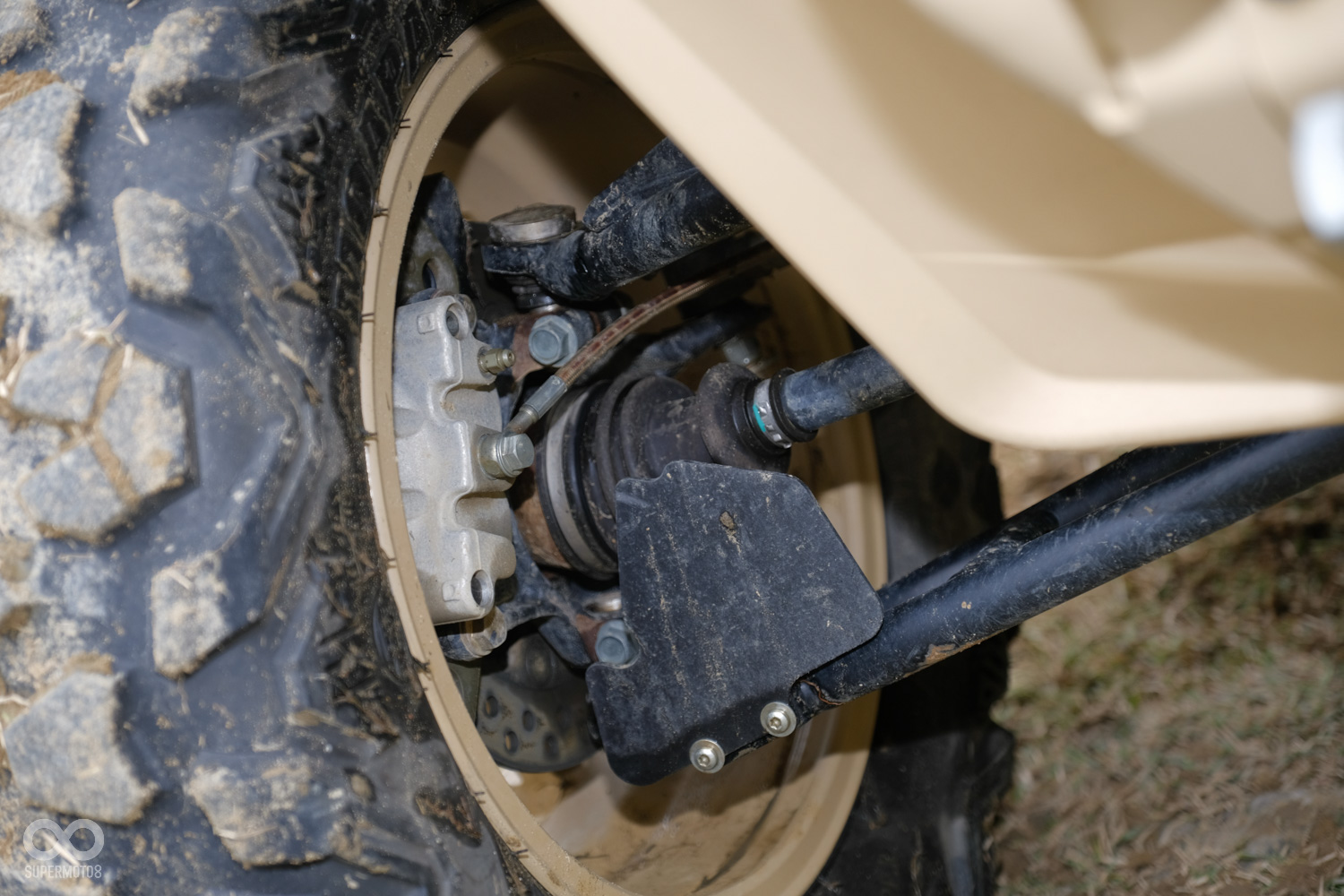 前懸吊使用雙A臂設計,制動部分則是使用雙活塞卡鉗,此外還能看到傳動軸前方設有一枚小擋板,避免球頭遭到石頭沙礫破壞