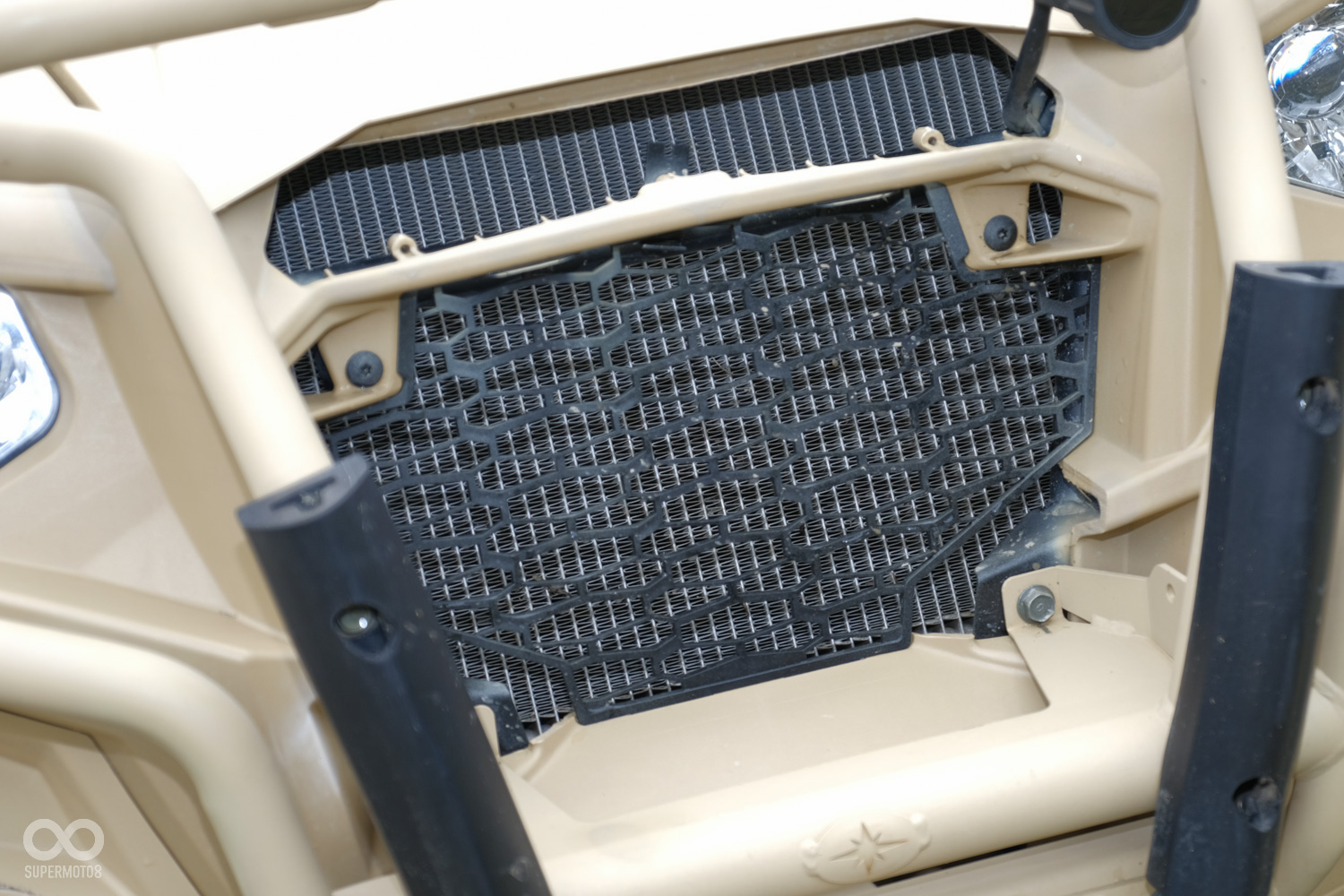 巨大的水箱位於車頭,為引擎提供最好的散熱