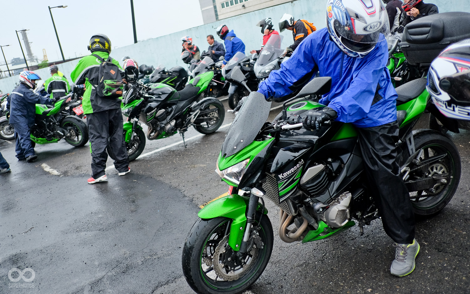 由全台各地出發的騎士們依序抵達會場，天公不作美飄起陣陣細雨