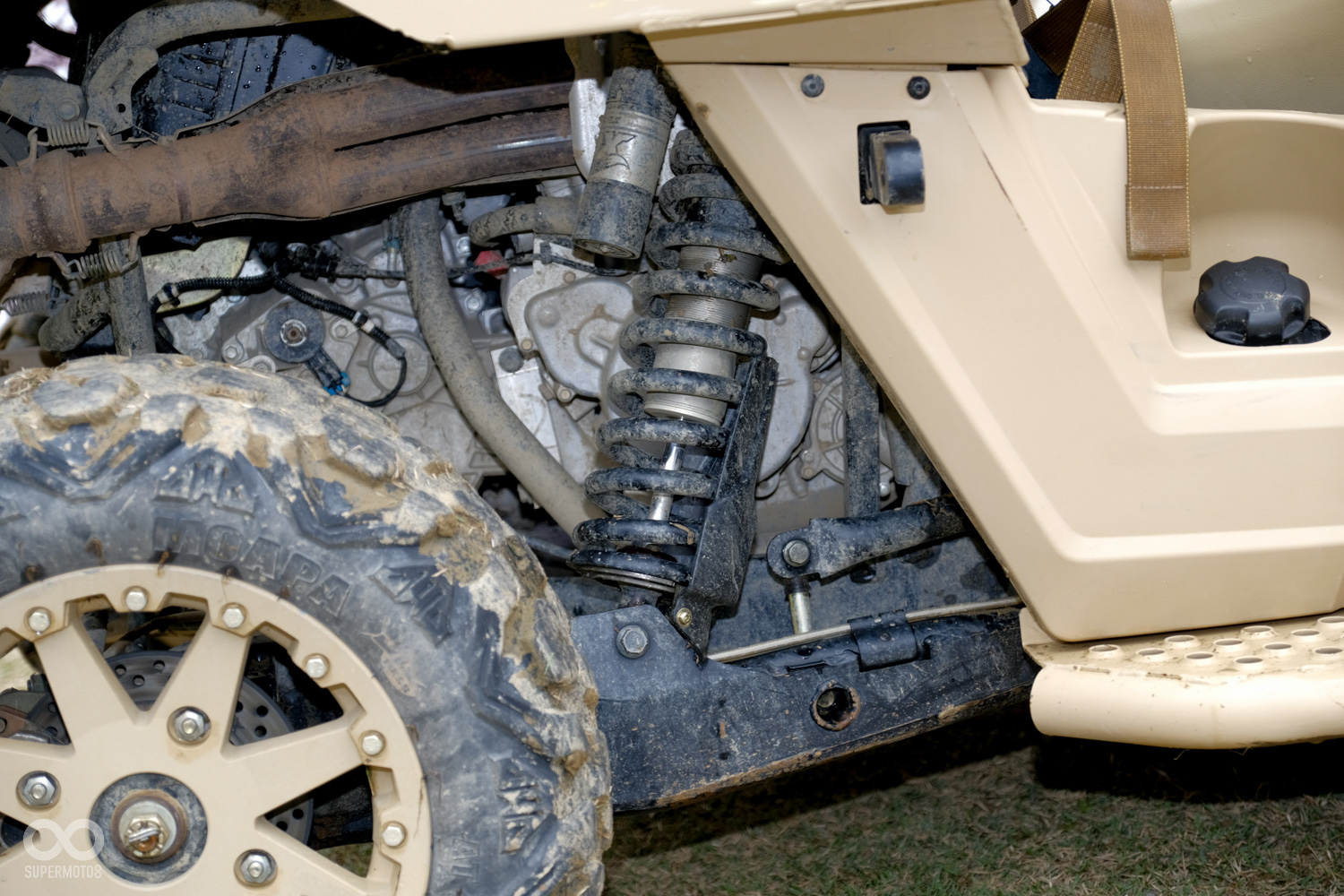 後懸吊使用拖曳臂設計,粗壯的鋼梁能夠應付各種衝擊