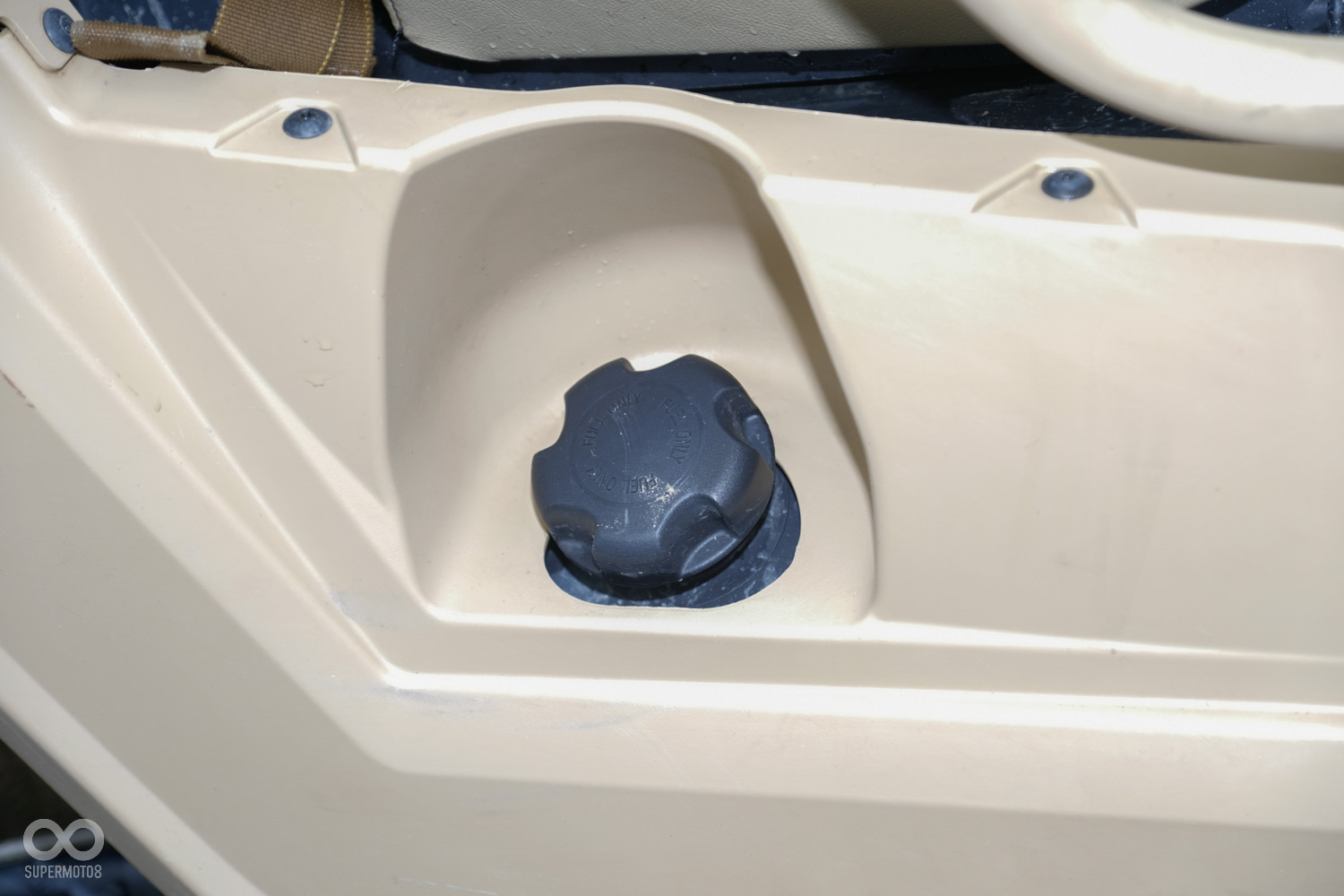 加油孔的位置則是位於車身右側的站板邊,油箱容量為27.4公升,使用一般的無鉛汽油即可