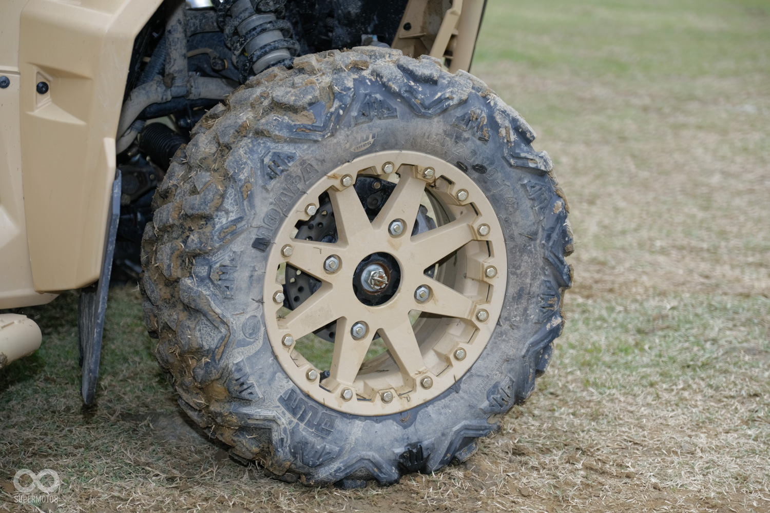 MRZR在胎框的設計上也與一般車款不同,為應付強勁的扭力,採用胎唇鎖定式設計,輪胎灣裝完畢後,再利用周圍數顆六角螺絲逼緊,將胎皮完全固定避免滑動