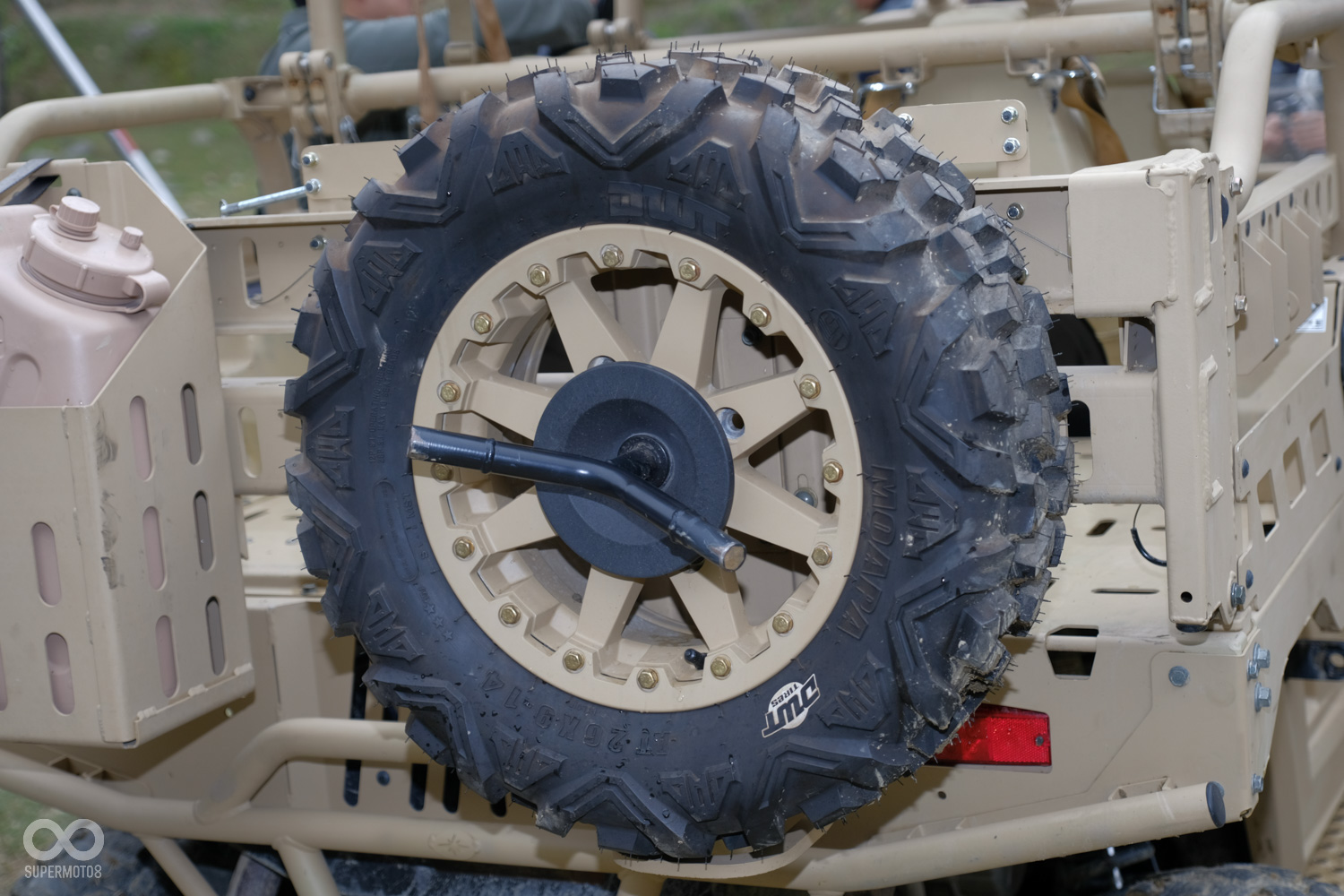 車後方所安置的備胎,黑色的固定鎖具除了固定備胎,本身也是換胎工具