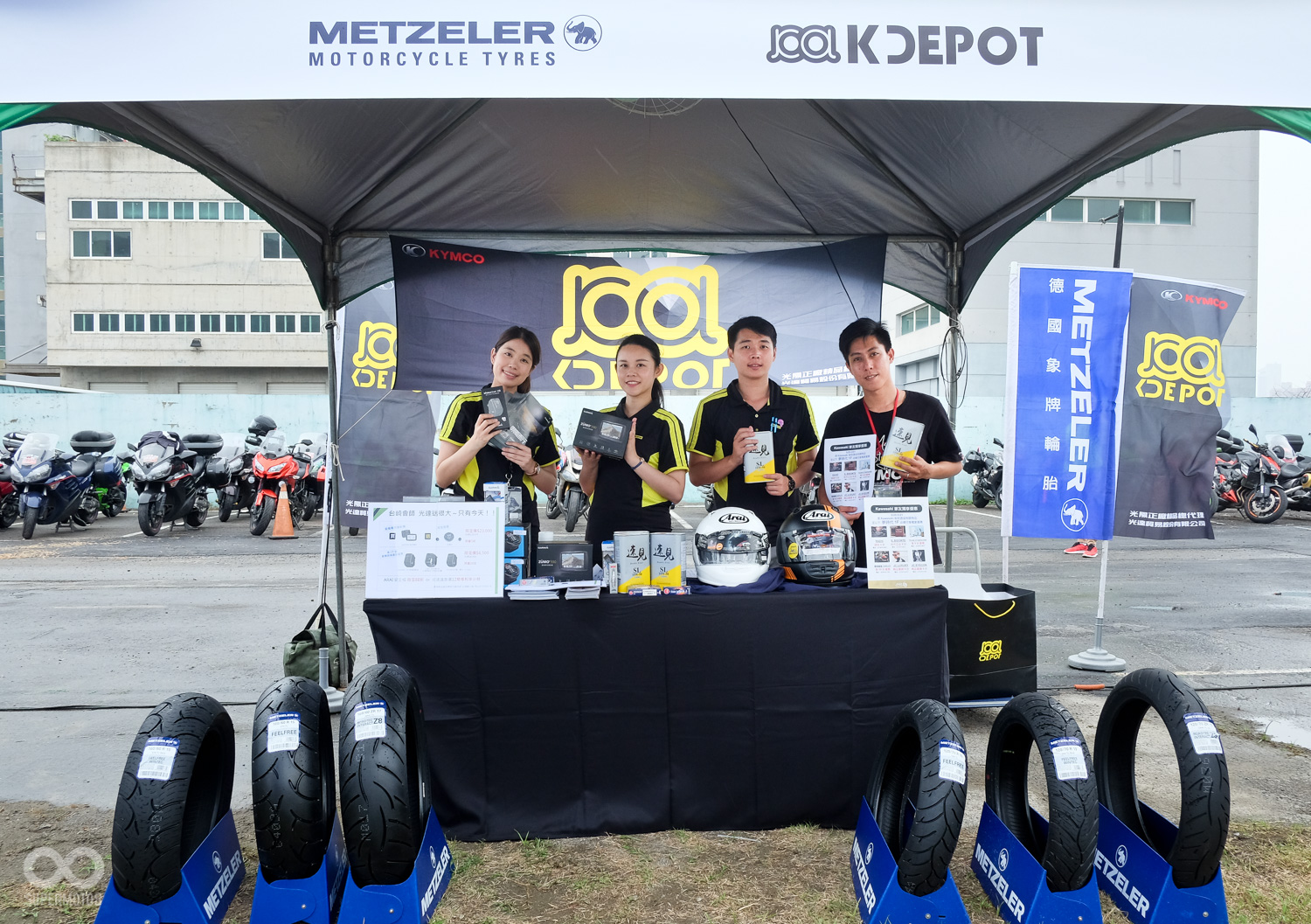 光達攤位上展示許多光陽重機使用的周邊部品