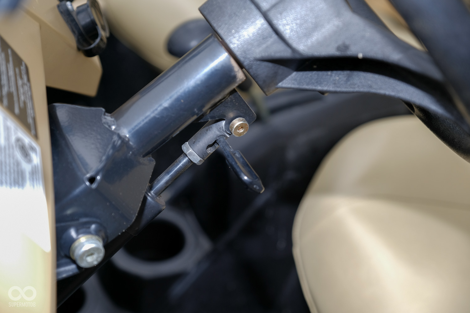 雖然簡單,但方向盤依然具備了高低調整的功能