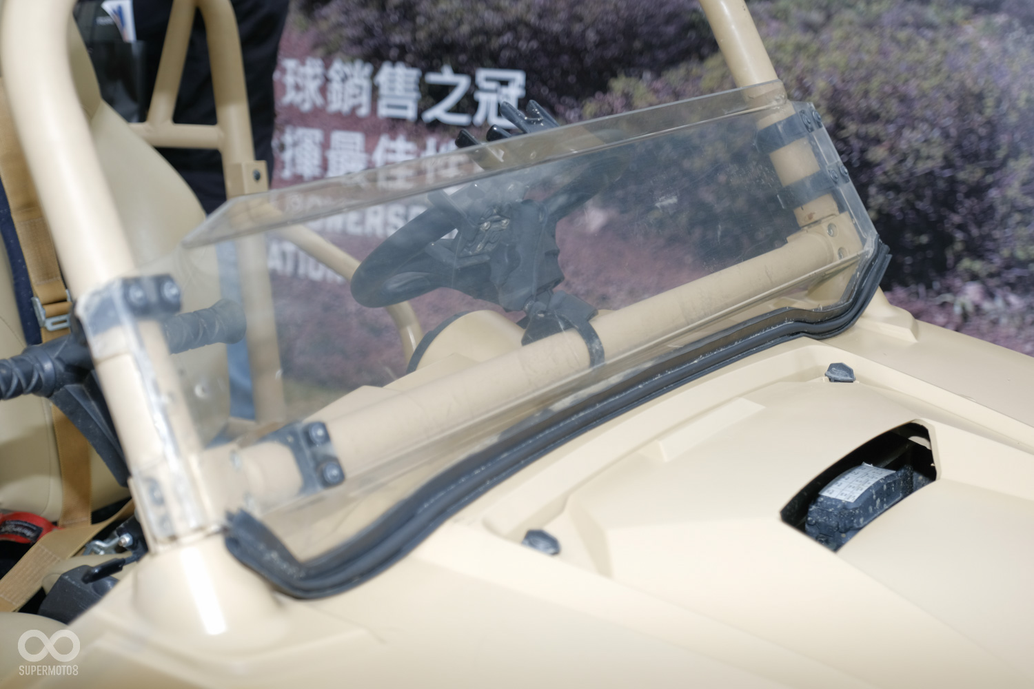 並沒有使用整面檔風玻璃,而是使用半罩式風鏡設計