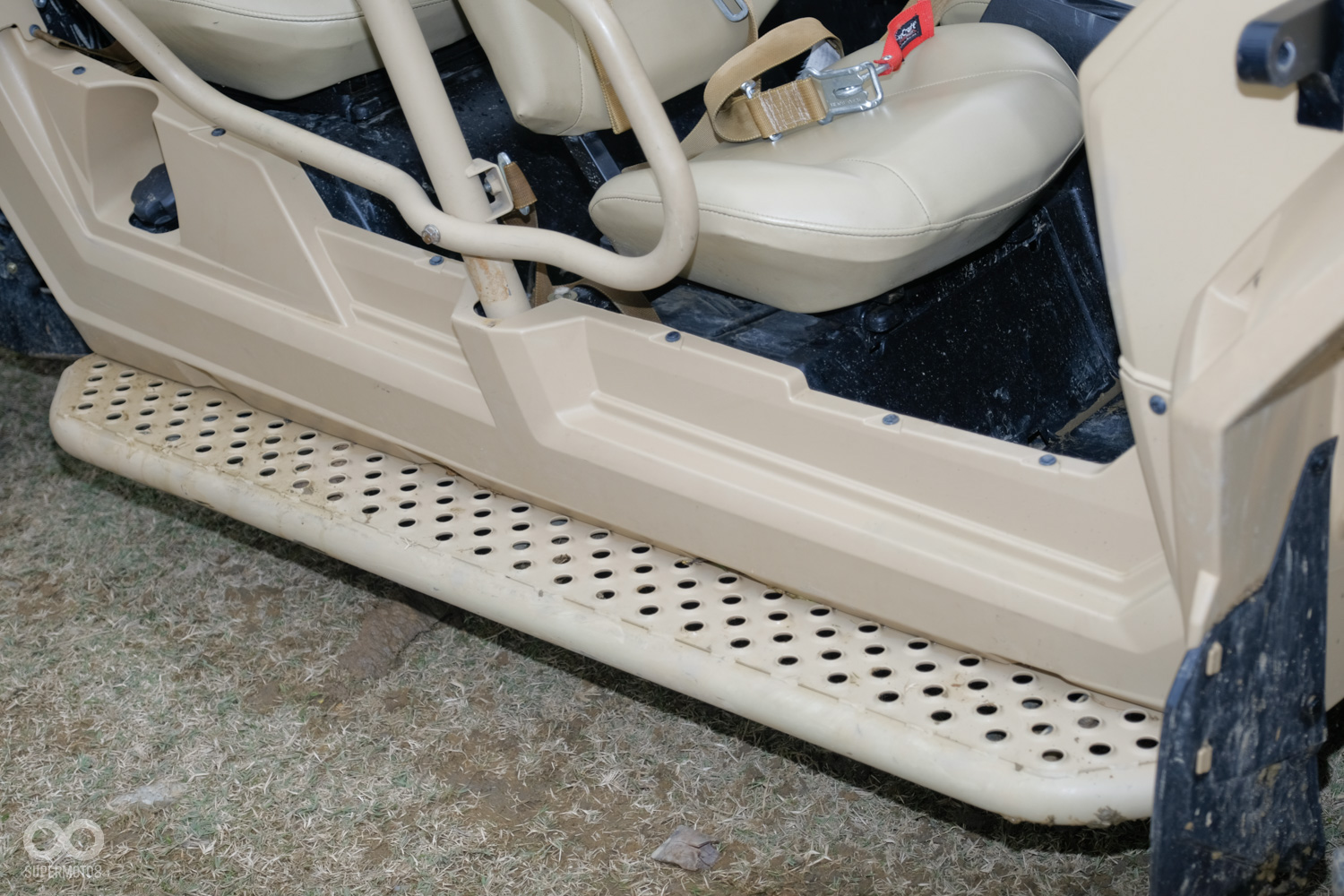 車體兩側也是粗壯的大樑包覆