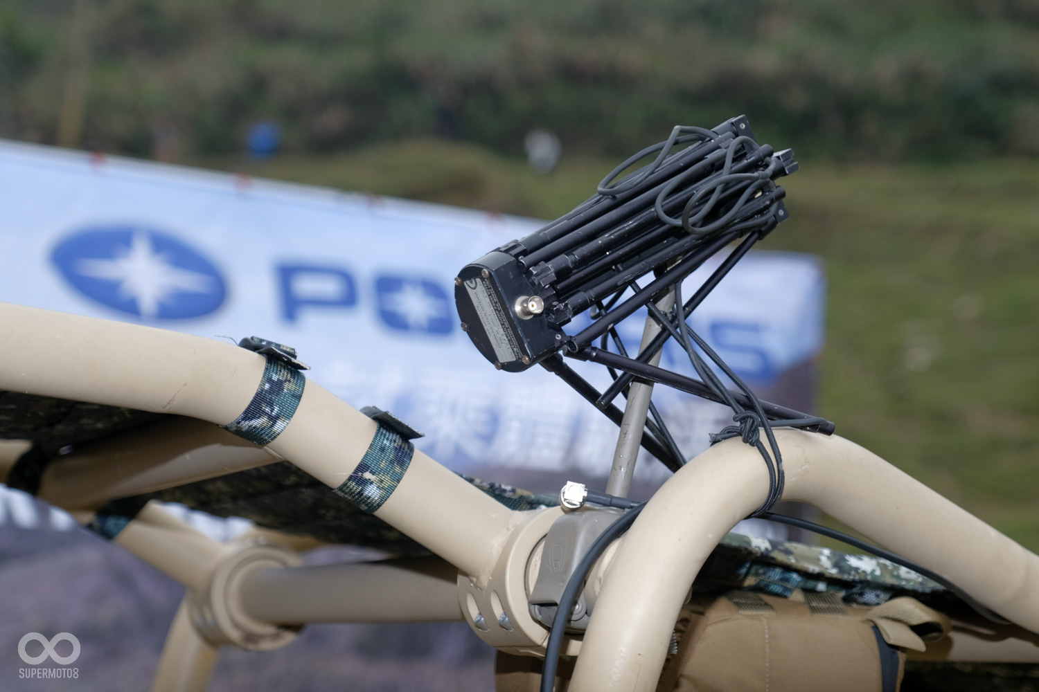 車頂還駕有無線電天線,具備收折功能,提升運輸便利性