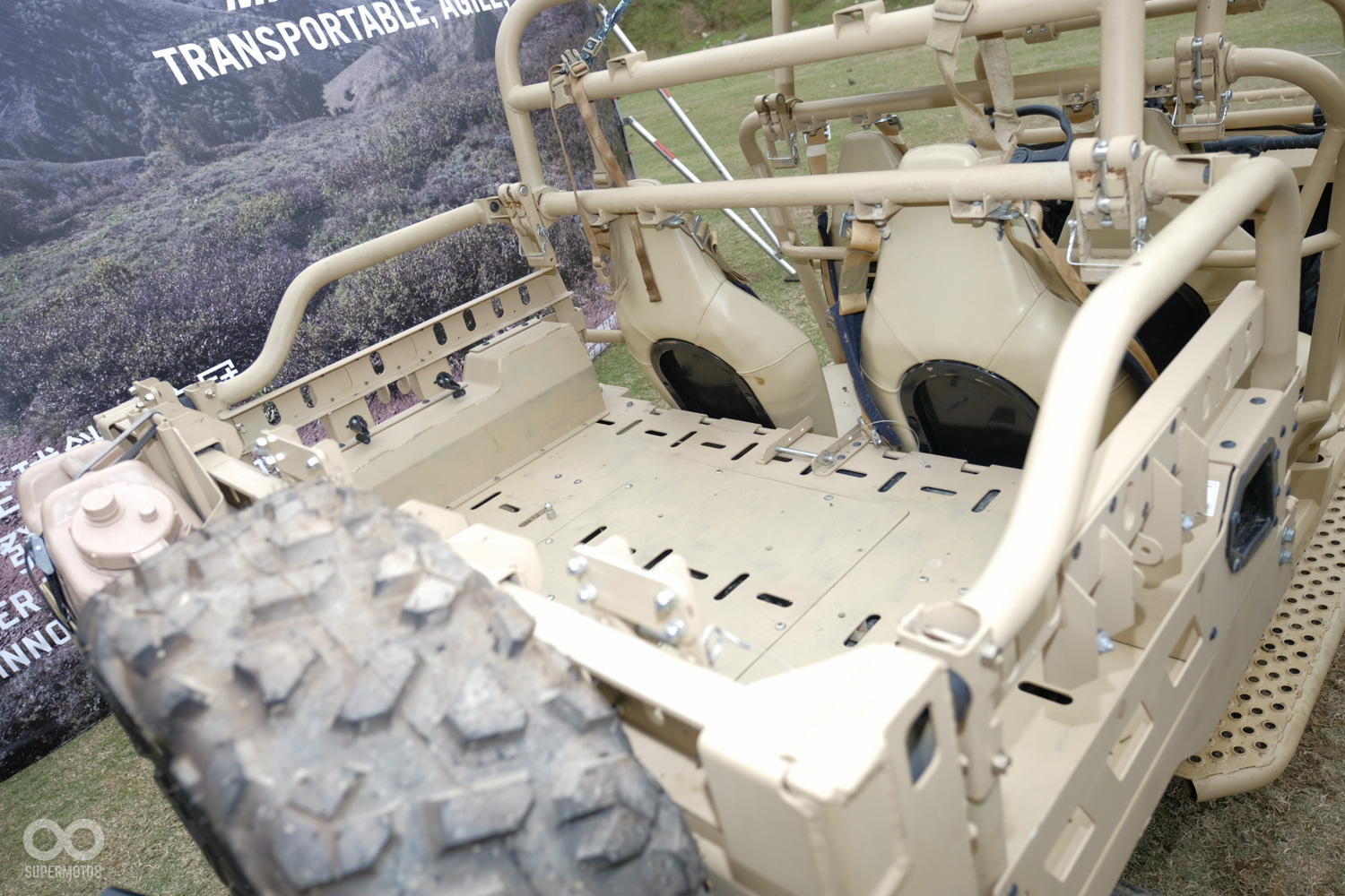 鋼製貨斗,載重量可達226.8公斤,開啟後還能安放擔架,運送傷患