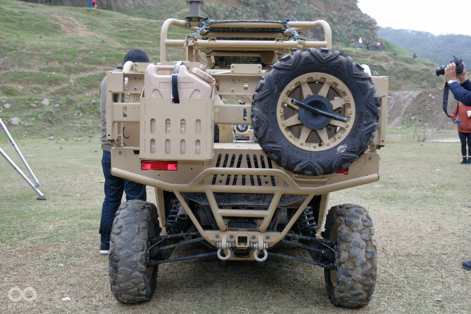 車尾佩掛了備胎以及備用油桶