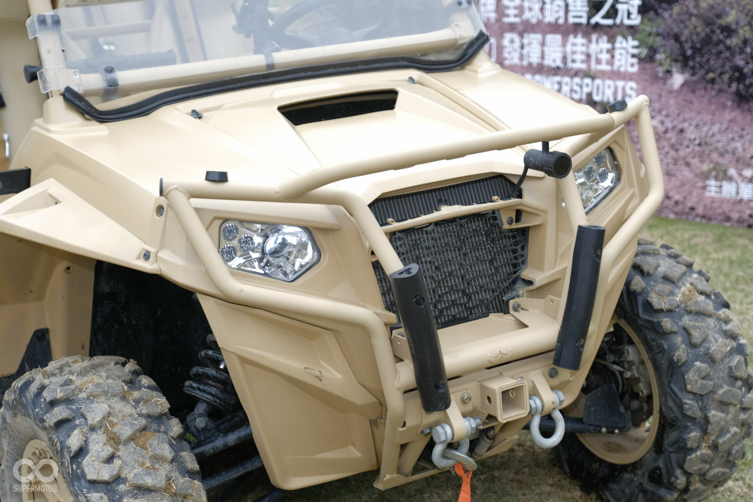 車頭的防撞桿非常的粗壯