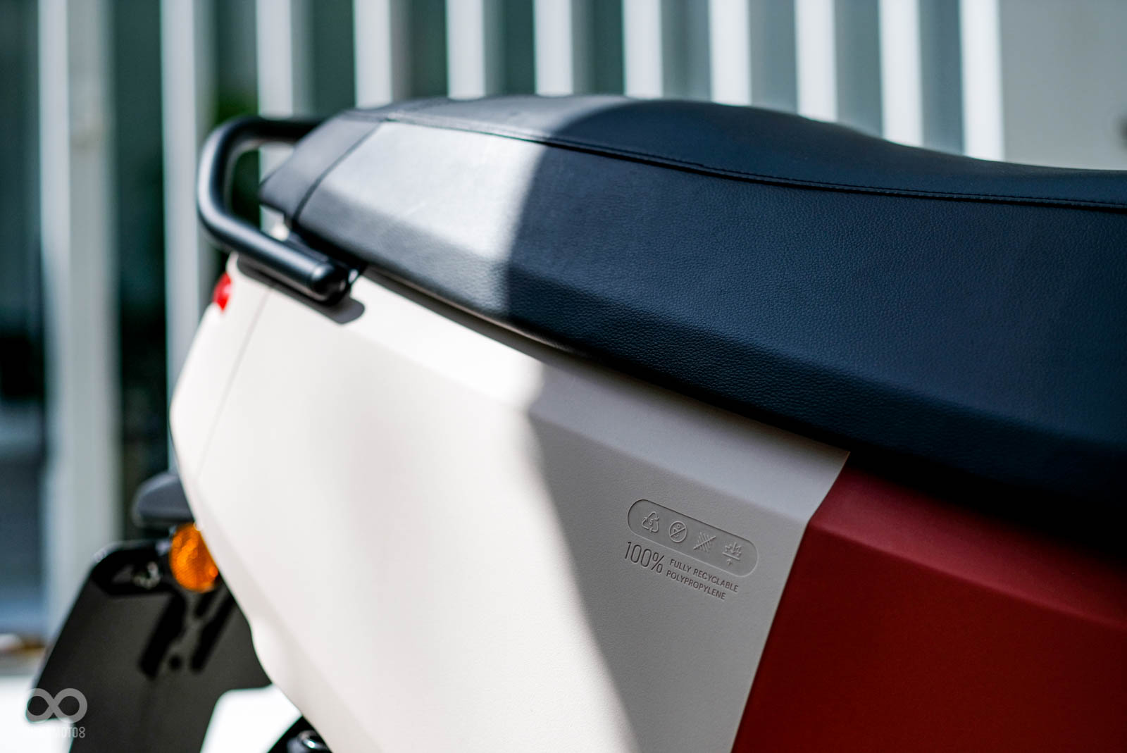 車身使用對比強烈的跳色處理