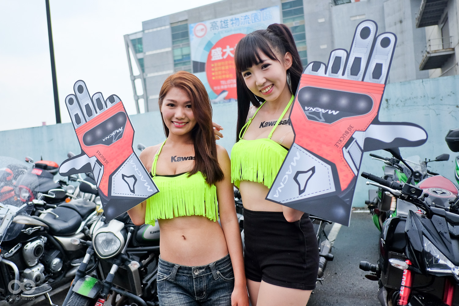 KAWASAKI女孩穿梭在活動場地,與騎士和愛車合影留念