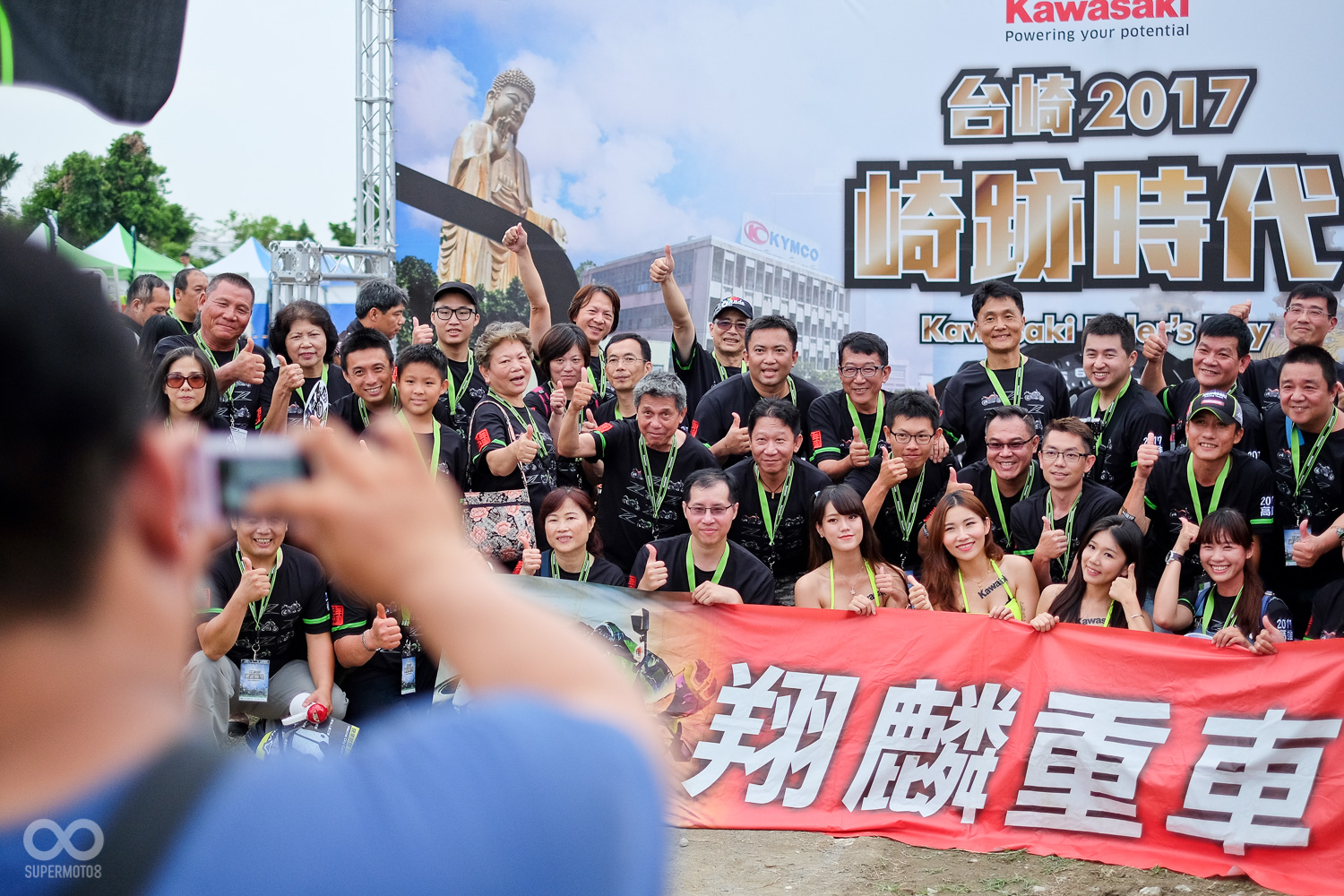 儘管旅途泥濘疲憊，在卸下裝備後依舊熱情不減