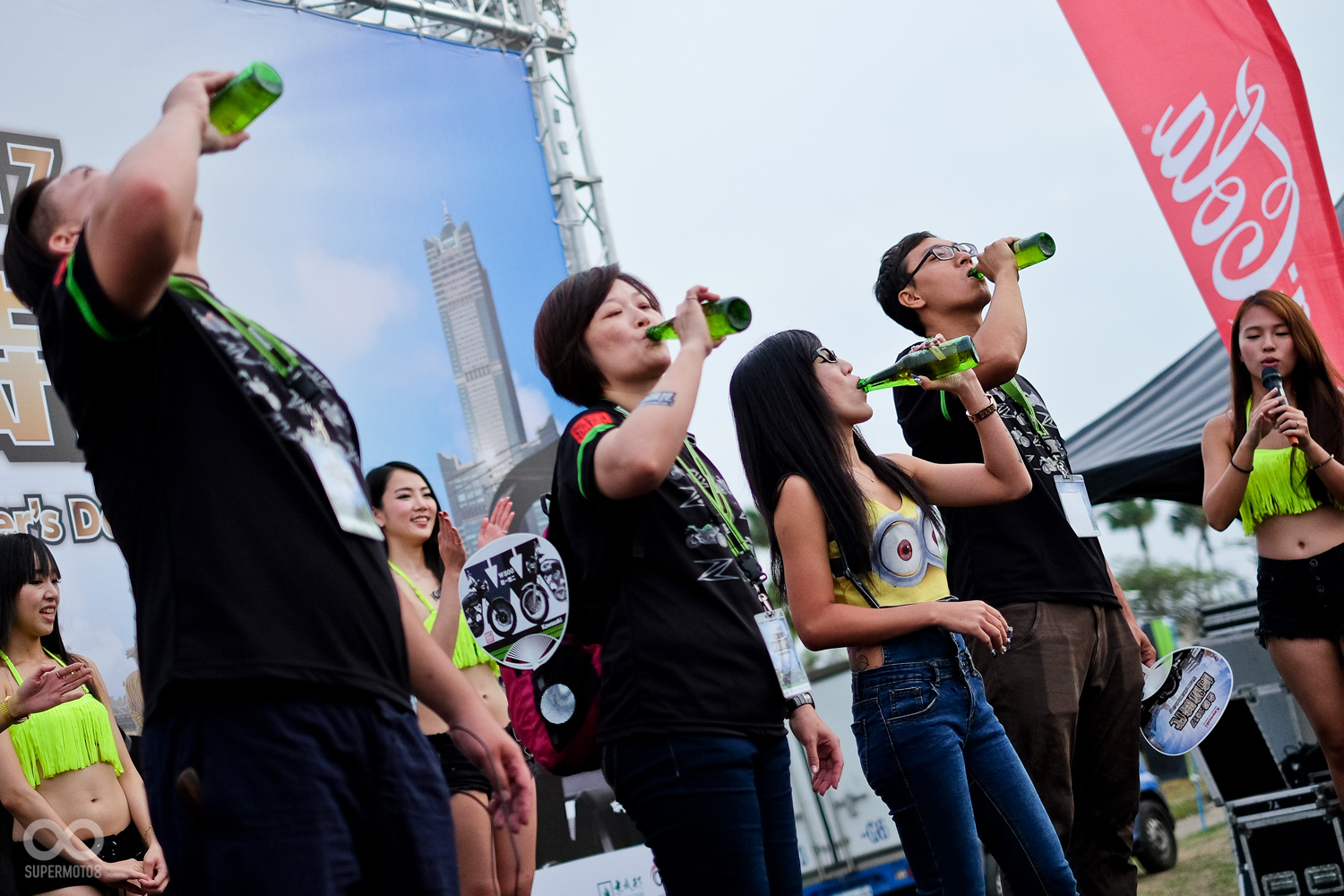 整點的熱舞秀與趣味競賽炒熱了現場氣氛