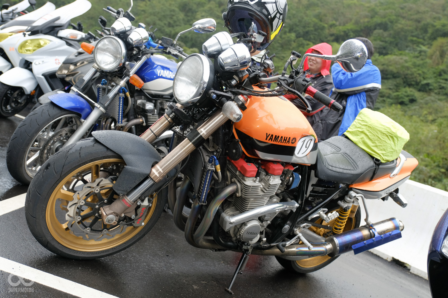 看似原廠的XJR,底下藏的可是YOSHIMURA的紅頭化油器啊