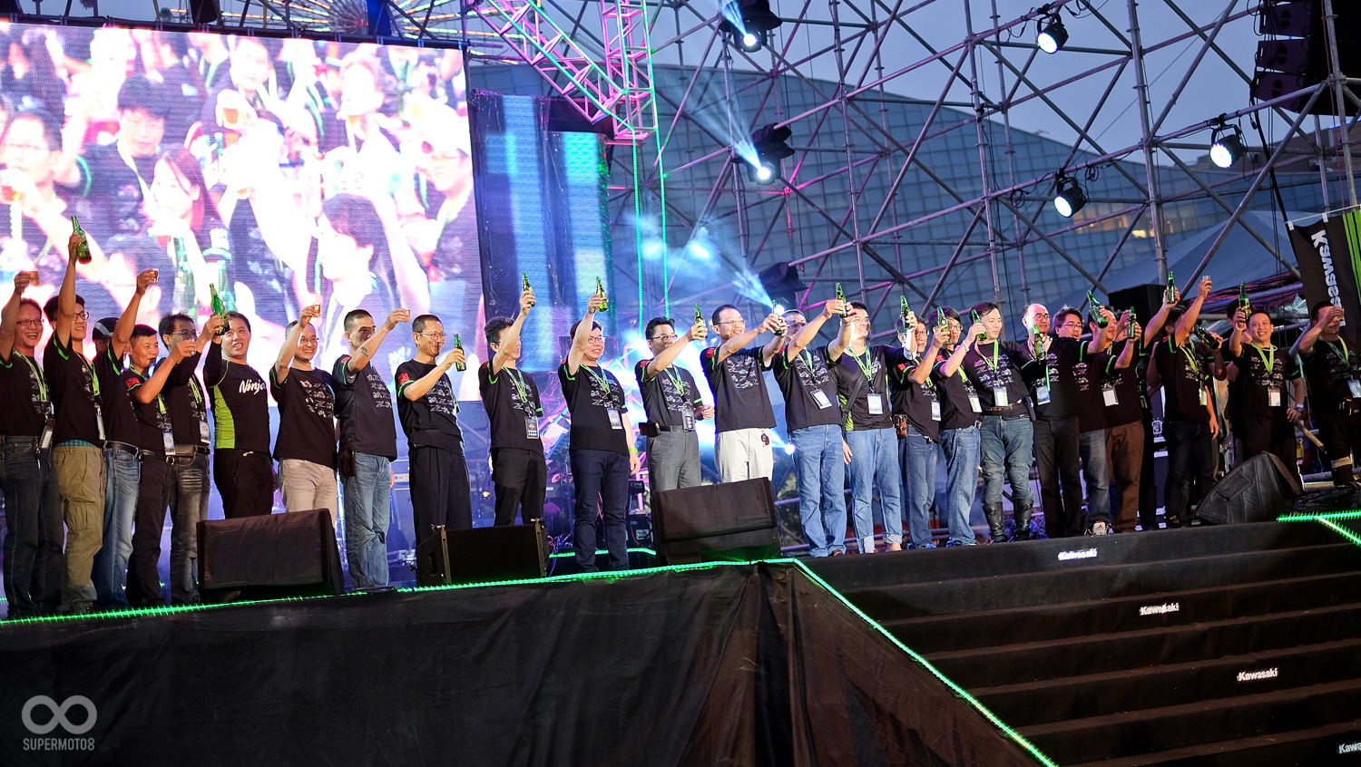 在長官與經銷商老闆們揭幕敬酒下，晚會活動正式開始