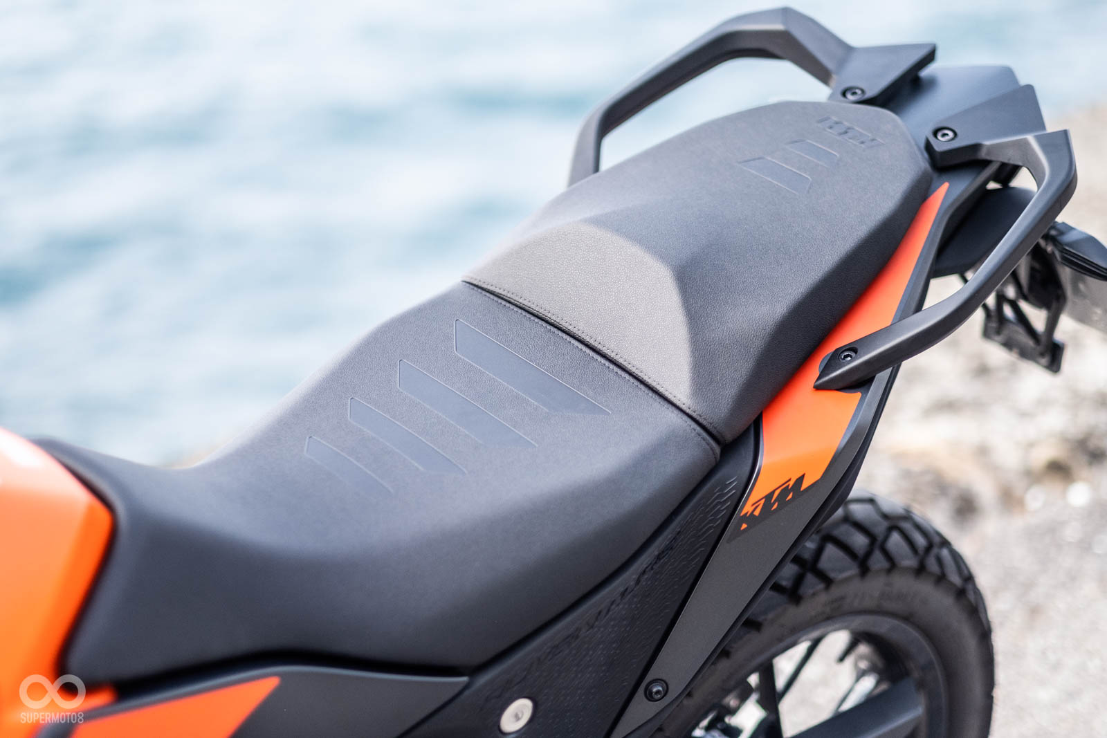 平整化坐墊,對於越野時的重心轉移、平衡更方便,巡航時舒適度不錯