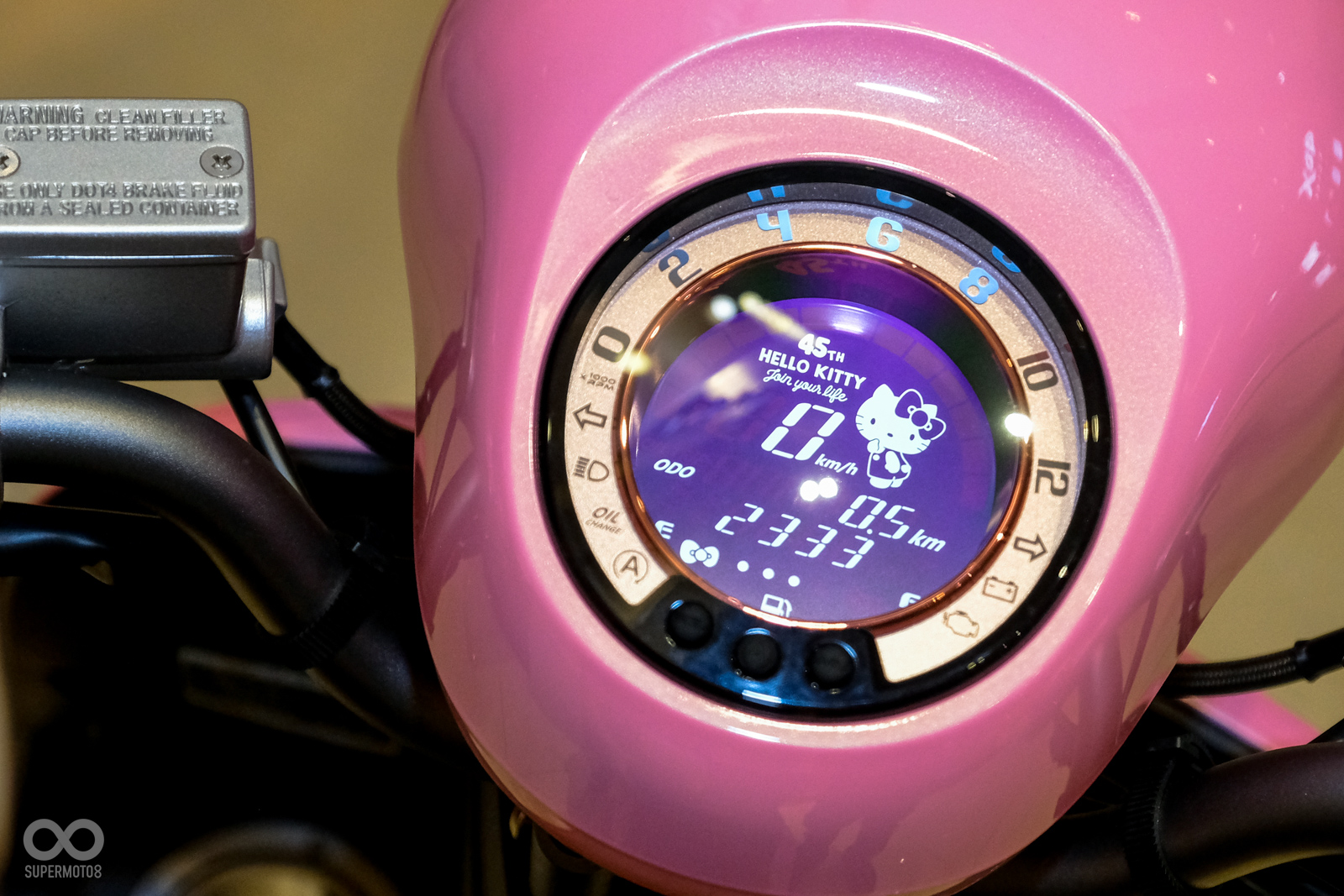 除了車輛的外觀上滿滿的Hello Kitty元素之外,在液晶儀表上更有特殊的Hello Kitty專屬畫面,相當特別