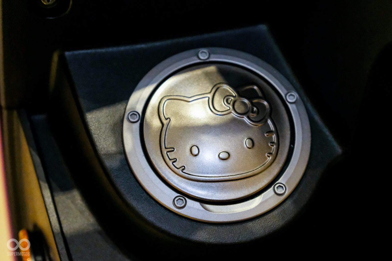 Kitty的浮雕油箱蓋,造型相當可愛之外更提升了車輛的質感