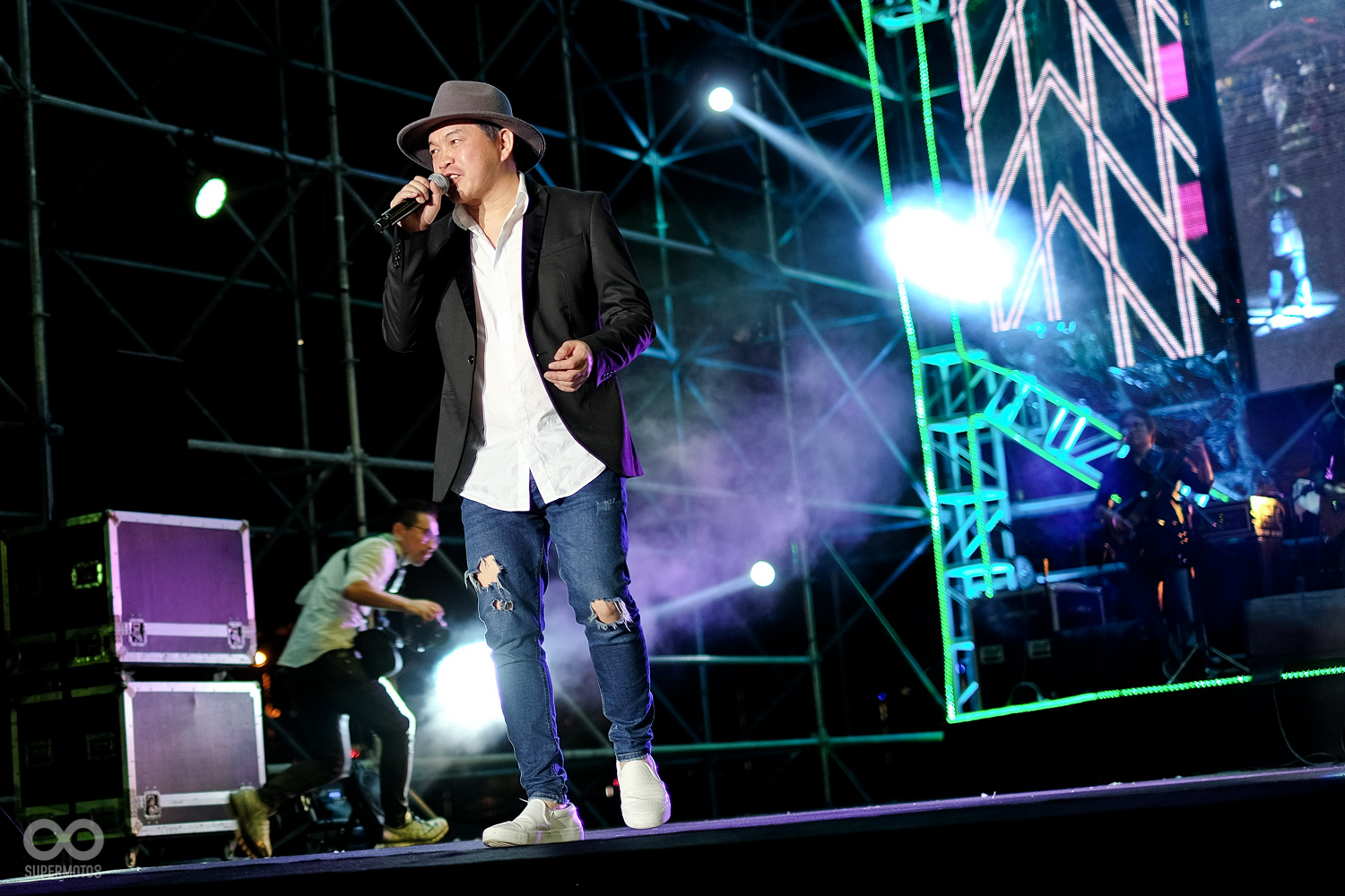 聽著康康幽默的對談與經典歌曲，有種置身跨年演唱會般的感受