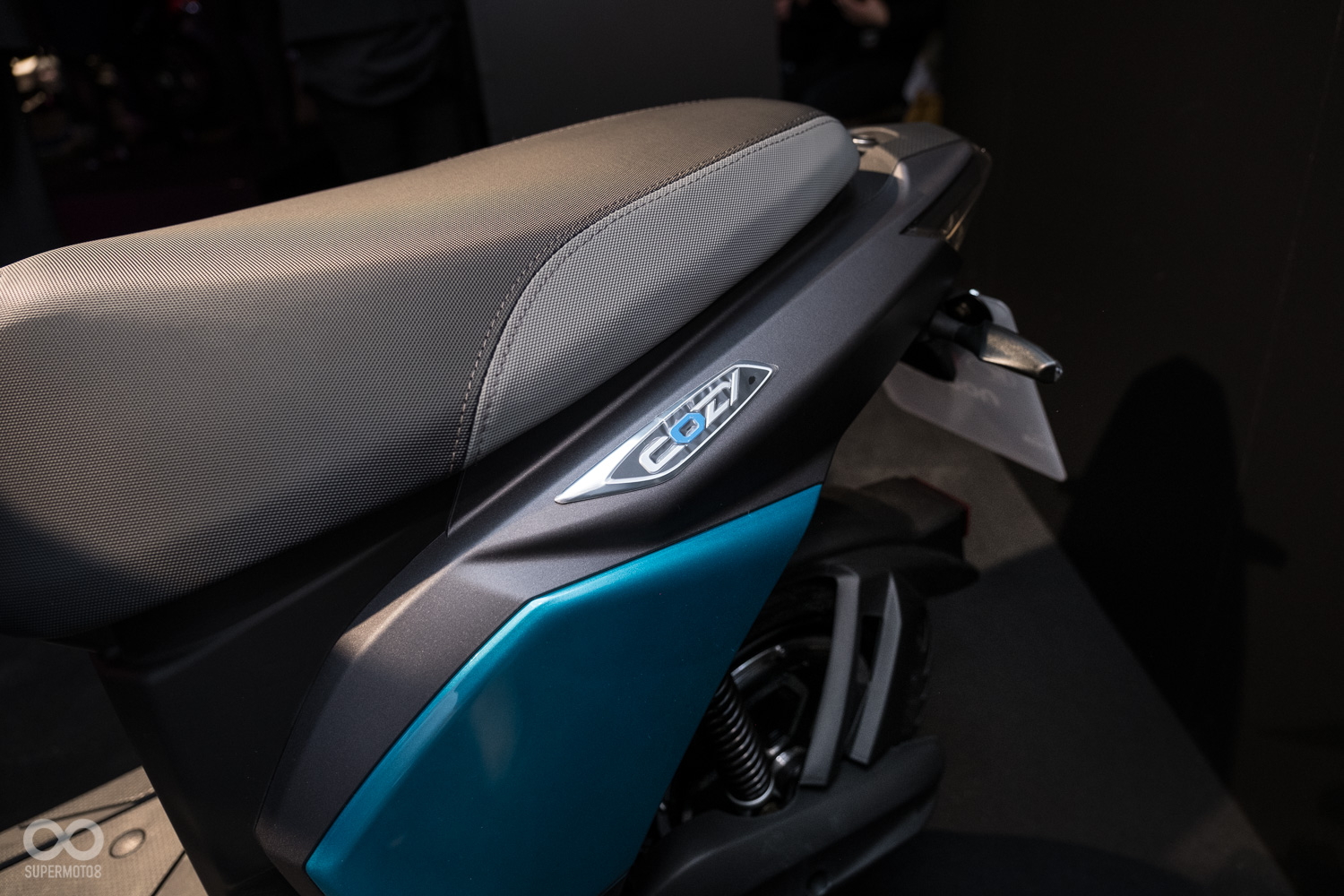 Cozy在英文中有遮舒適、適合的意思，而這也凸顯出它適合短距離通勤的小車定位