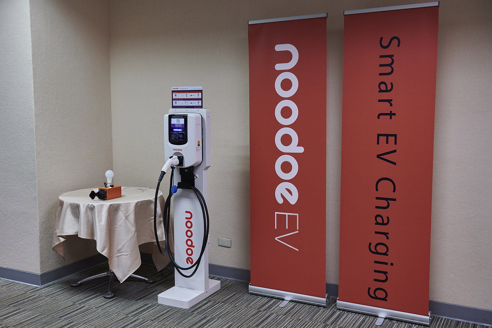 雖然標準充電速度較慢，但是建置成本低、體積小等則成為另一面的優勢