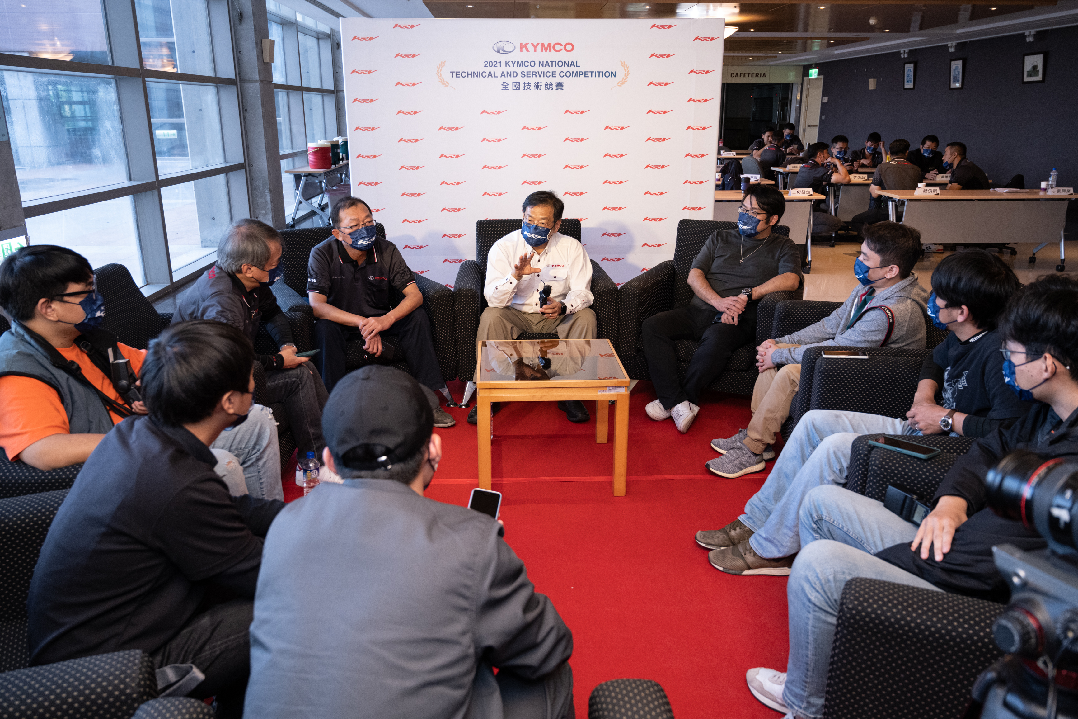 與現場媒體的訪談,柯俊斌執行長回覆來自各界的疑問。