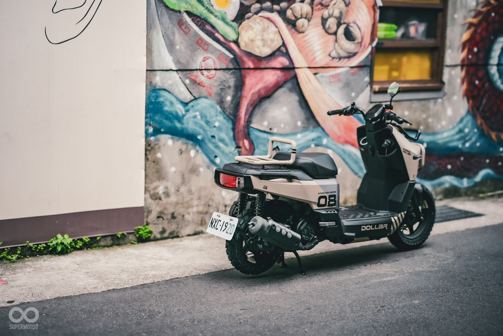 後土除移除,使用3D列印打造出後牌照架。排氣管防燙蓋也透過3D列印出專屬樣式