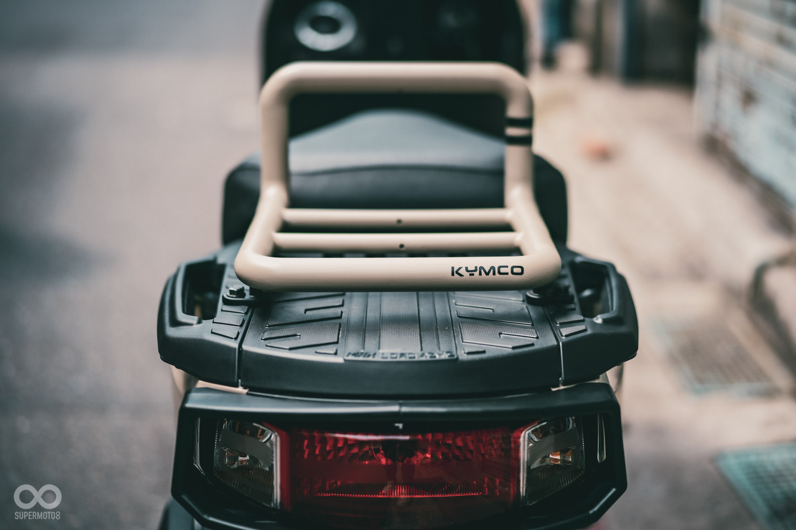 直接拆除後座椅墊,換上後貨架!