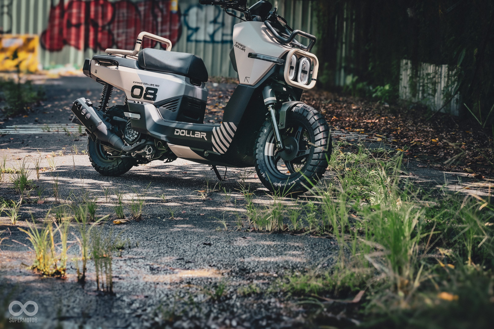 透過車名貼紙點綴車身