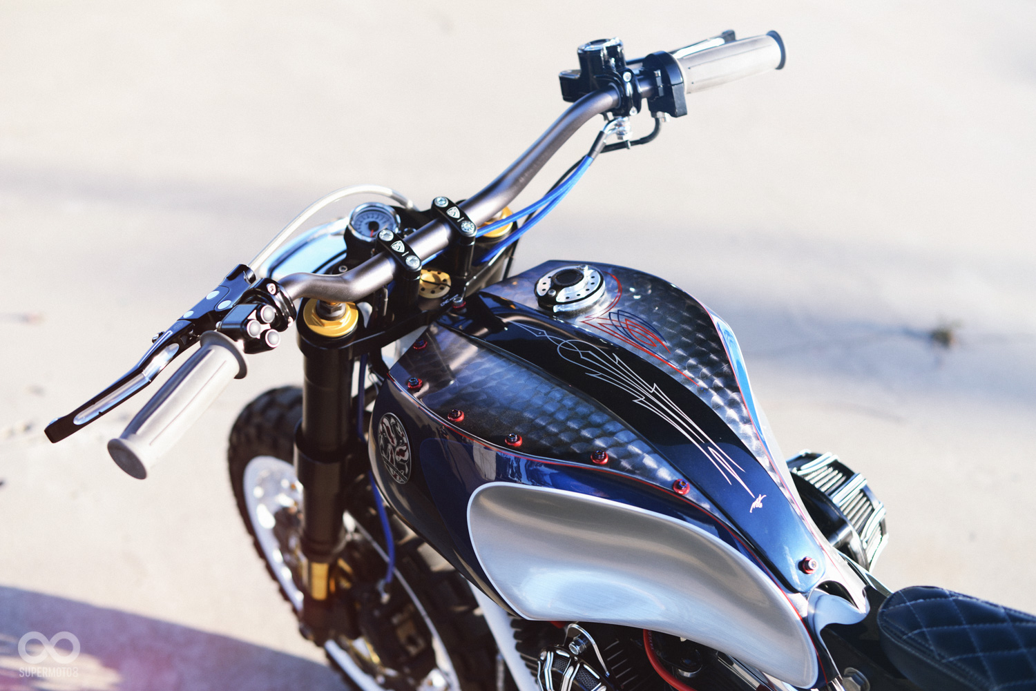 油箱使用鈷藍色烤漆搭配金屬裸色，陽光下反射出細膩的色澤