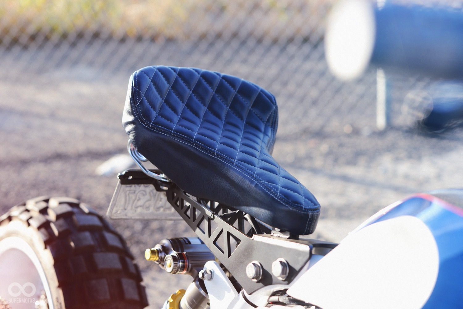 車尾完全移除，只用簡單的支架支撐座椅，視覺上輕盈俐落許多