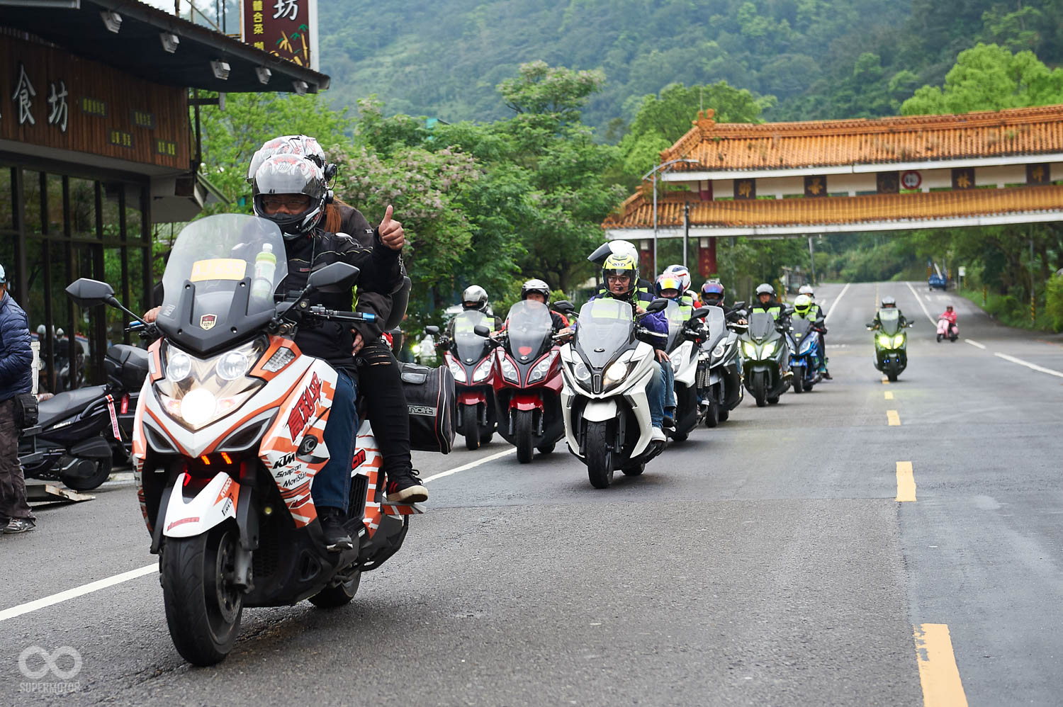頂著細雨,車對向著梨山的方向出發前進