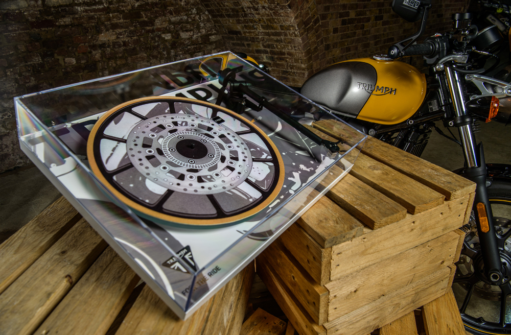 TRIUMPH 最近與另一間公司聯名，推出一台黑膠唱盤機和黑膠唱片，這個奇怪舉動其實是向過去的二輪次文化致敬