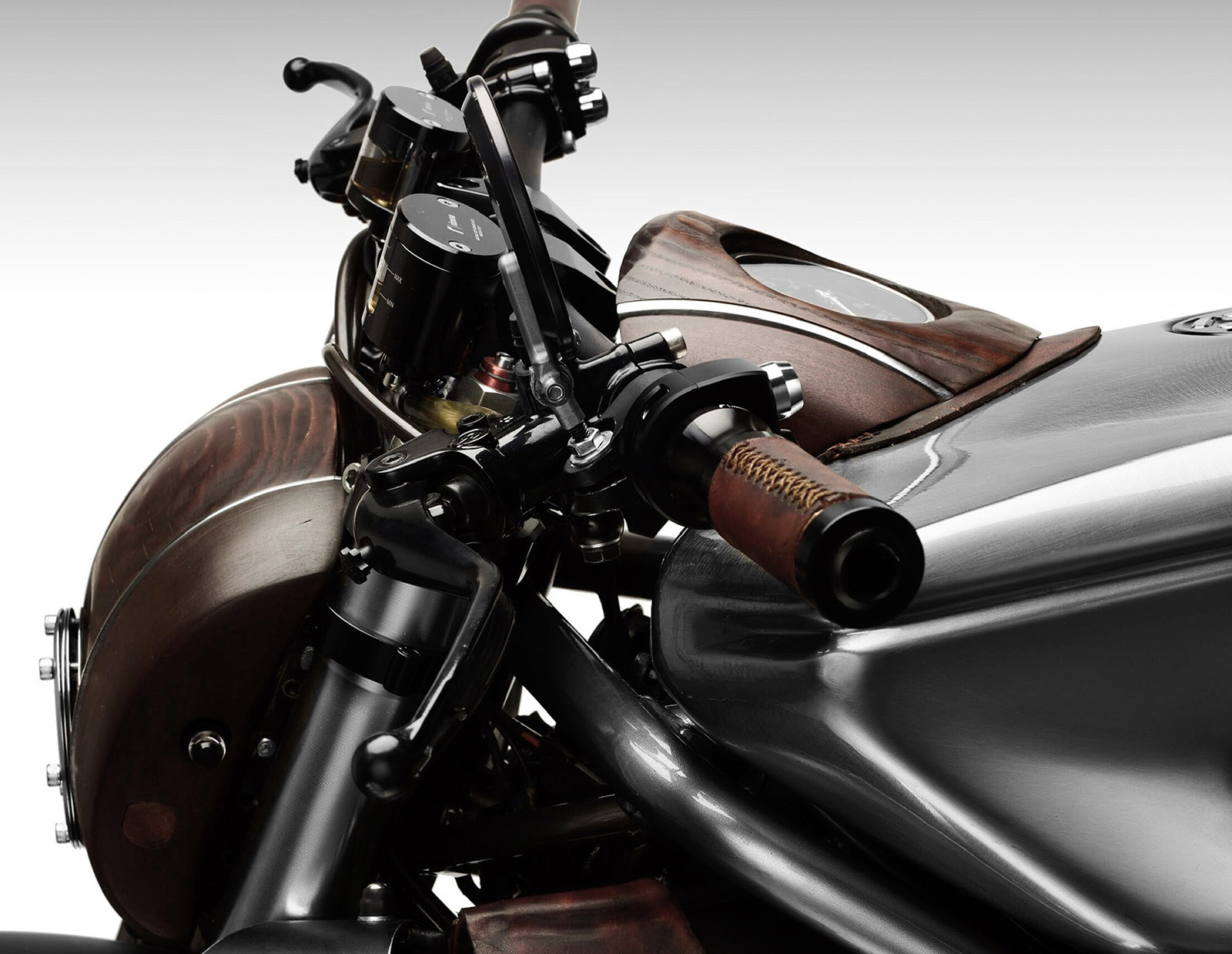 褪去原廠的外殼後，轉速表的放置以及手把的選用上依舊相當精巧